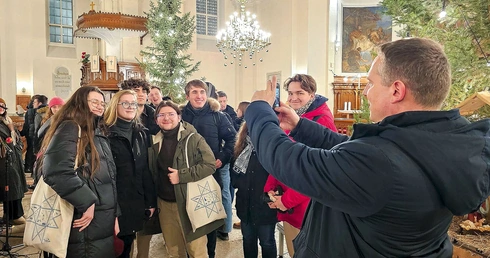 Wraz z młodzieżą  do estońskiej stolicy udał się bp Piotr Przyborek.