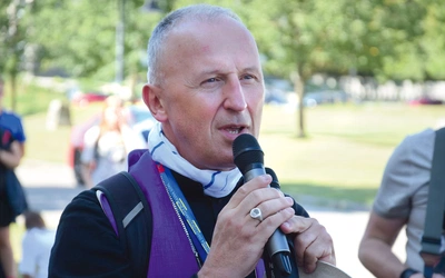 	Bp Marek Solarczyk na pielgrzymim szlaku.