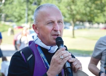 	Bp Marek Solarczyk na pielgrzymim szlaku.