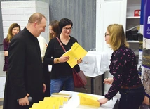 	Autorka (pierwsza z prawej) podczas rozmowy z ks. Dariuszem Kowalczykiem.
