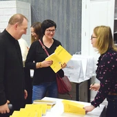 	Autorka (pierwsza z prawej) podczas rozmowy z ks. Dariuszem Kowalczykiem.