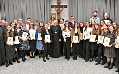 	W radzie jest sześciu księży, a pozostałe osoby to młodzież.