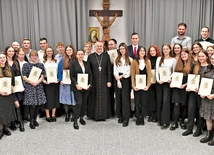 	W radzie jest sześciu księży, a pozostałe osoby to młodzież.