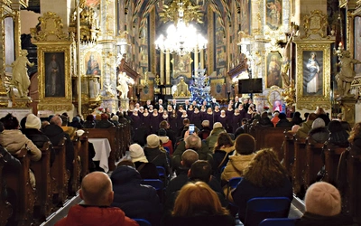 	Śpiewacy nie tylko wzbogacają liturgię, ale i promują miejscową tradycję muzyczną.