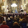 	Śpiewacy nie tylko wzbogacają liturgię, ale i promują miejscową tradycję muzyczną.
