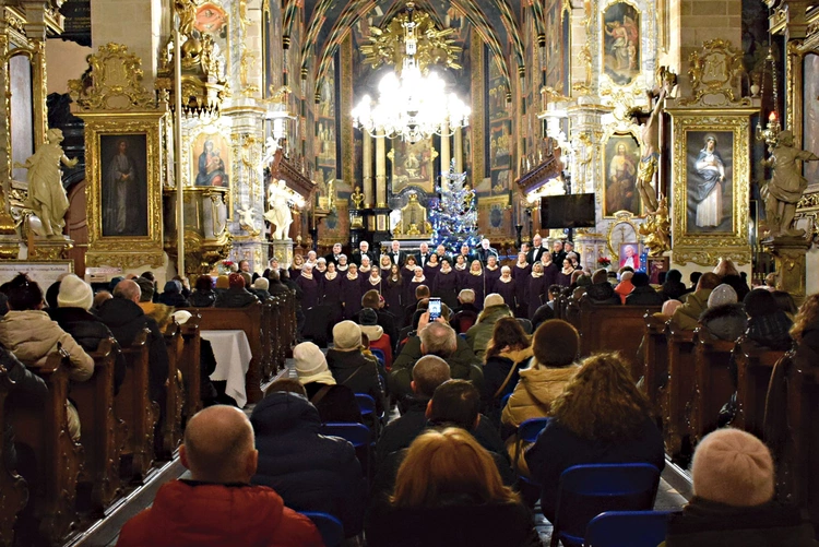	Śpiewacy nie tylko wzbogacają liturgię, ale i promują miejscową tradycję muzyczną.