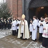 	Bp Krzysztof Nitkiewicz niósł krzyż z relikwiami Drzewa Krzyża Świętego.