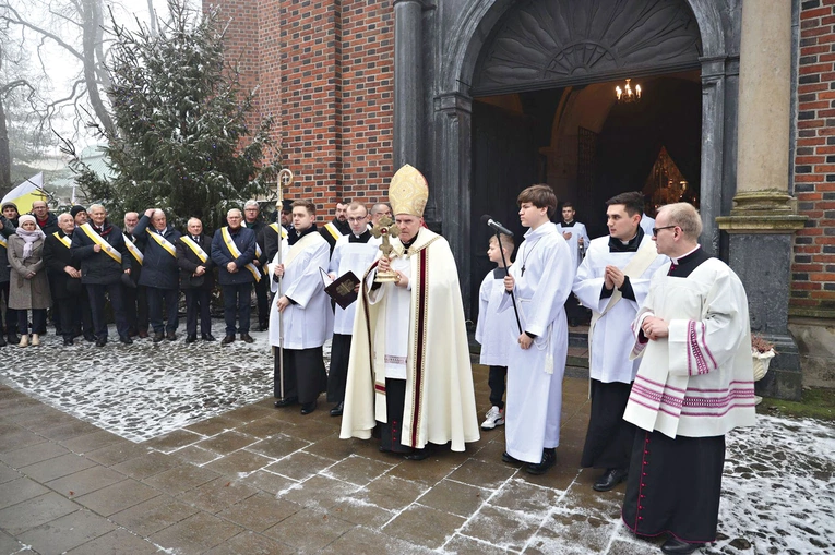 	Bp Krzysztof Nitkiewicz niósł krzyż z relikwiami Drzewa Krzyża Świętego.