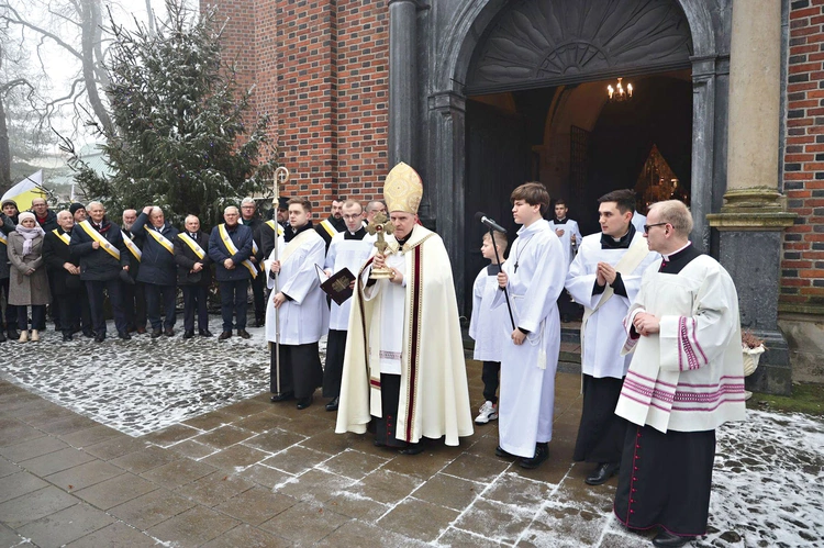	Bp Krzysztof Nitkiewicz niósł krzyż z relikwiami Drzewa Krzyża Świętego.