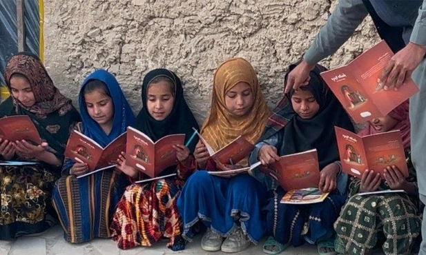 Afganistan: szkoły objazdowe wspierające prawo dziewcząt do edukacji