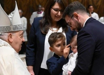 Papież: od najmłodszych lat uczcie dzieci pacierza i znaku krzyż