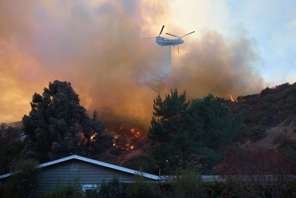 Śmigłowce w akcji gszenia pożarów w Los Angeles
