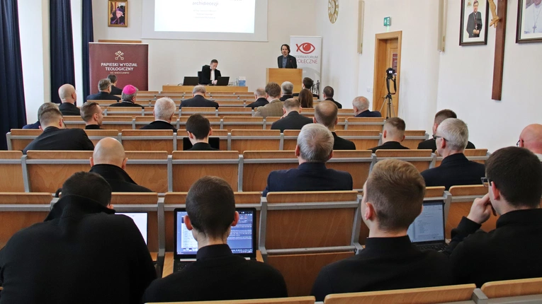 "Te dane pozwalają stanąć w prawdzie" - co wynika z badań nad religijnością?
