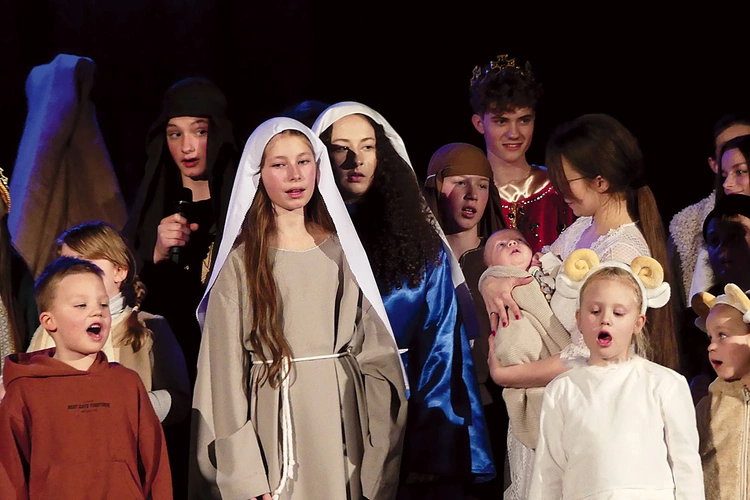 Młodzi skoczowscy kolędnicy na scenie.