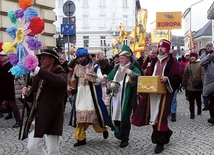 Na czele bielskiego korowodu za Gwiazdą szli ojcowie dzieci z przedszkola Ziarenko i szkoły Skała.