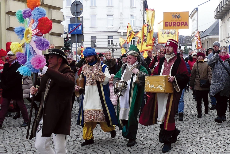 Na czele bielskiego korowodu za Gwiazdą szli ojcowie dzieci z przedszkola Ziarenko i szkoły Skała.
