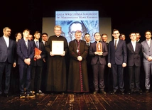 Laureaci Nagrody św. Maksymiliana: ks. Przemysław Gawlas (z lewej obok biskupa) i ks. Jakub Kuliński (z prawej obok biskupa) z ministrantami oraz bp. Romanem Pindlem i ks. Piotrem Hoffmannem.
