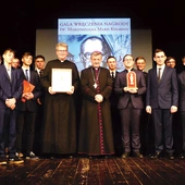 Laureaci Nagrody św. Maksymiliana: ks. Przemysław Gawlas (z lewej obok biskupa) i ks. Jakub Kuliński (z prawej obok biskupa) z ministrantami oraz bp. Romanem Pindlem i ks. Piotrem Hoffmannem.