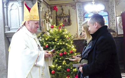 Małżeństwa świętowały z bp. Piotrem Gregerem.