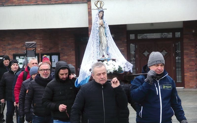 Modlący się mężczyźni ruszyli przez Koszalin.