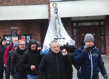 Modlący się mężczyźni ruszyli przez Koszalin.