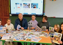 Obecny zespół redakcyjny z dyrektorem Krzysztofem Kulą oraz nauczycielką Marią Tylką, która wraz z innymi pedagogami zajmowała się dawniej wydawaniem periodyku.
