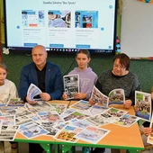 Obecny zespół redakcyjny z dyrektorem Krzysztofem Kulą oraz nauczycielką Marią Tylką, która wraz z innymi pedagogami zajmowała się dawniej wydawaniem periodyku.
