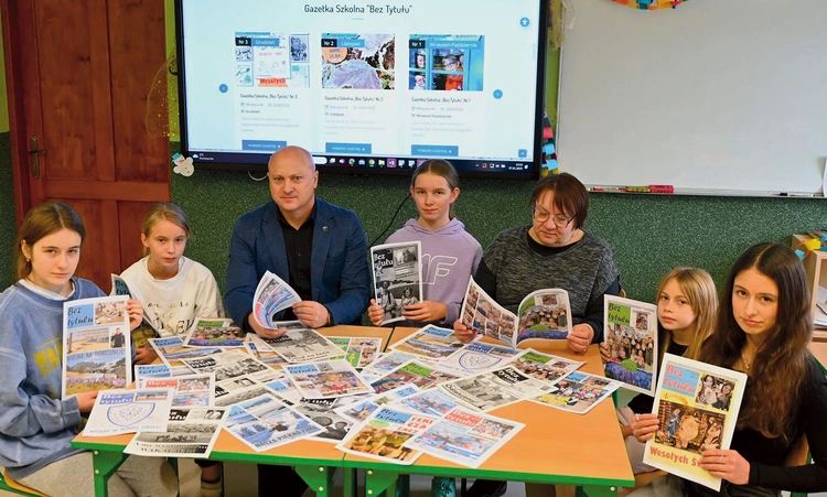 Obecny zespół redakcyjny z dyrektorem Krzysztofem Kulą oraz nauczycielką Marią Tylką, która wraz z innymi pedagogami zajmowała się dawniej wydawaniem periodyku.