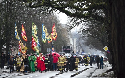 Trasa marszu liczyła ponad 3 km. Wzięły w nim udział także rodziny z dziećmi.