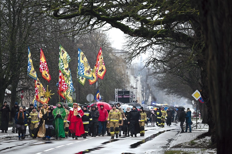 Trasa marszu liczyła ponad 3 km. Wzięły w nim udział także rodziny z dziećmi.
