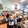 Najmłodsi uczą się w bajecznie kolorowych klasach. Na zdjęciu z dumą prezentują samodzielnie wykonane rękawiczki z kolorowego papieru i waty.