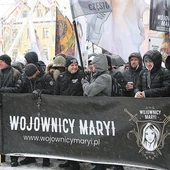 	Mimo śnieżycy i wiatru, w minioną sobotę płockimi ulicami przeszła kilkutysięczna procesja różańcowa.