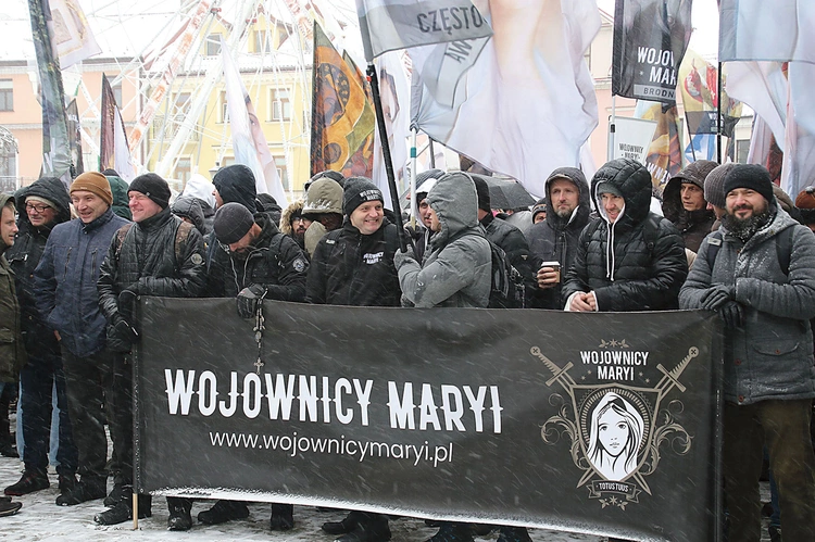 	Mimo śnieżycy i wiatru, w minioną sobotę płockimi ulicami przeszła kilkutysięczna procesja różańcowa.