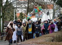 	Najliczniejsze grupy kolędnicze przybyły m.in. z Niedzborza, Skołatowa i Siedlina k. Płońska. Tegoroczne datki przeznaczone zostaną na pomoc dzieciom w Demokratycznej Republice Konga.