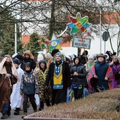 	Najliczniejsze grupy kolędnicze przybyły m.in. z Niedzborza, Skołatowa i Siedlina k. Płońska. Tegoroczne datki przeznaczone zostaną na pomoc dzieciom w Demokratycznej Republice Konga.