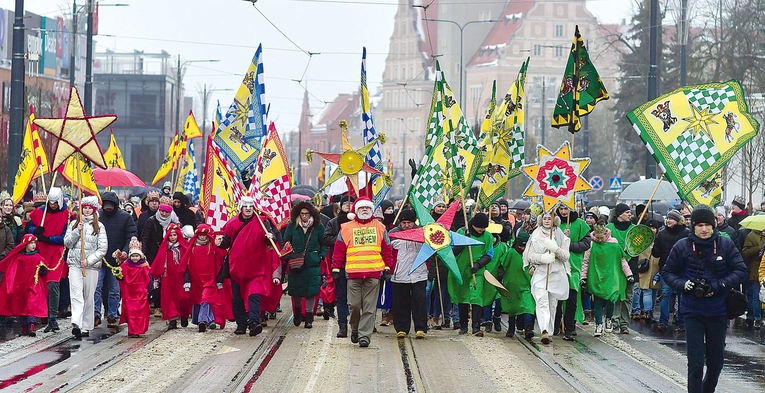 	Orszak spod ratusza udał się na plac Solidarności, do stajenki.