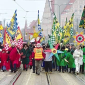 	Orszak spod ratusza udał się na plac Solidarności, do stajenki.