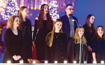 	Świąteczny repertuar zaprezentowała parafialna schola Perełki Wiary wraz z zaproszonymi gośćmi.