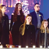 	Świąteczny repertuar zaprezentowała parafialna schola Perełki Wiary wraz z zaproszonymi gośćmi.