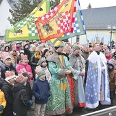 	Kacper, Melchior i Baltazar razem z wszystkimi uczestnikami stanęli przed Świętą Rodziną.
