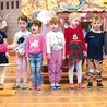 	Najmłodsze pokolenie chętnie śpiewa kolędy.