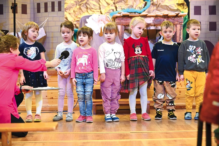 	Najmłodsze pokolenie chętnie śpiewa kolędy.