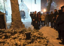 	Gdy składano kwiaty  pod tablicą, sypał śnieg  – 80 lat temu pogoda była jeszcze surowsza.