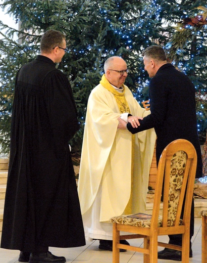	Bp Andrzej Czaja z duszpasterzami ewangelickim i zielonoświątkowym.