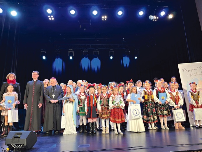 	Laureatami konkursu zostali soliści i zespoły, które zachwyciły wyjątkowymi interpretacjami bożonarodzeniowych utworów.