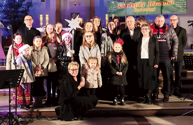 	Uczestnicy konkursu z proboszczem i organistą Michałem Szlachcicem (czwarty z prawej).