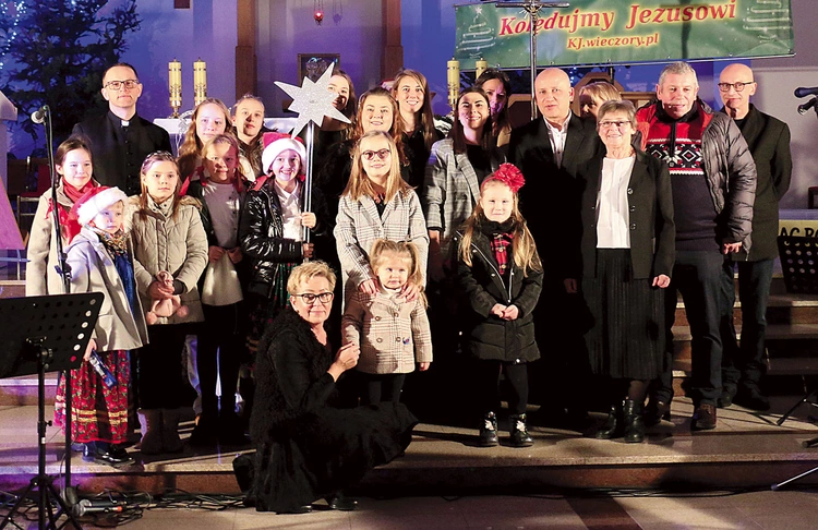 	Uczestnicy konkursu z proboszczem i organistą Michałem Szlachcicem (czwarty z prawej).