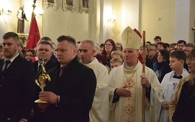 	Wniesienie relikwiarza do kościoła.