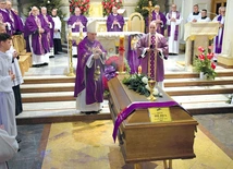 	Zmarłego duszpasterza pożegnał bp Marek Solarczyk.