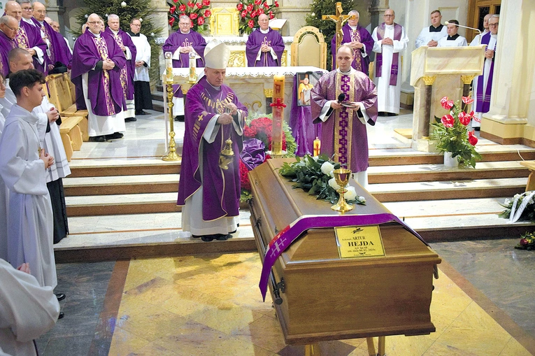 	Zmarłego duszpasterza pożegnał bp Marek Solarczyk.